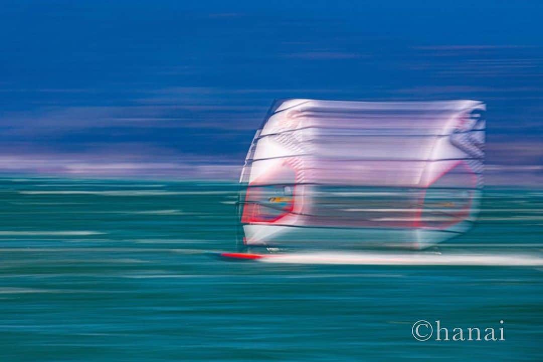 Yasunari Hanaiのインスタグラム：「ウィンドウサーフィン 流し撮り シャッタースピード1/5  #ウィンドウサーフィン #浜名湖 #流し撮り #スポーツ写真  #スポーツカメラ #スポーツ  #スポーツを止めるな2020  #canon #sportsphotographer  #sports   #タクミスポーツフォト #takumisportsphoto #isportsphoto #tokyocameraclub」