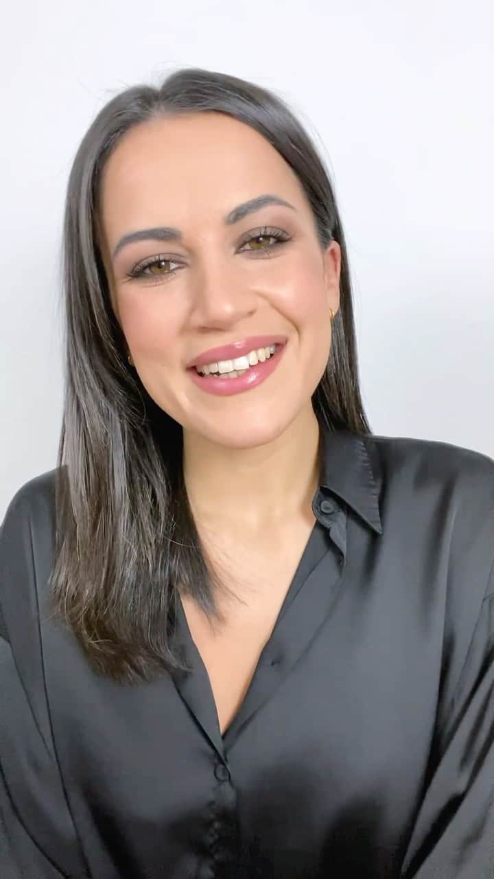 エスティローダーのインスタグラム：「Ready for a look that will turn heads before turning into the new year? #EsteeArtist @paula_marcos_ has a glamourous smokey eye look to bring you some holiday cheer! Learn how to create this #beautylook that will have you looking flawless for video chats or small gatherings IRL.」