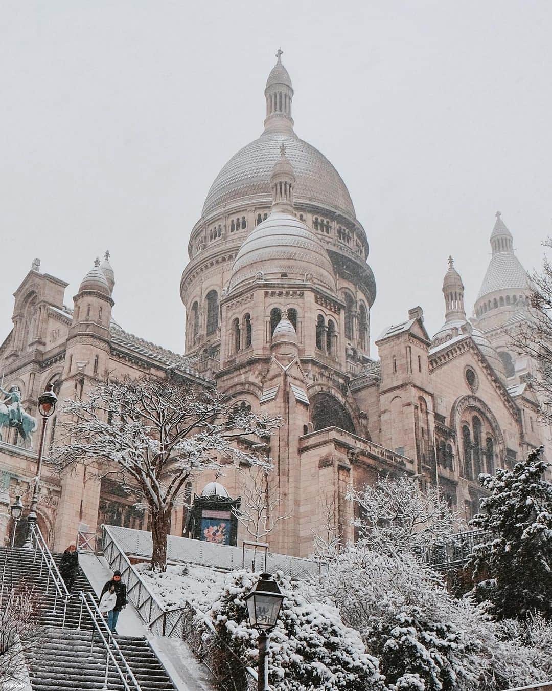 nathparisのインスタグラム：「PÈRE NOËL 🎅 PUIS-JE AVOIR DE LA NEIGE PENDANT LES VACANCES DE NOËL ? . Bonnes fêtes à tous 💛 1. Montmartre  2. Parc Monceau  3. Trocadéro  4. Jardin des tuileries  Photos 2018 . SANTA CLAUS 🎅 CAN I GET SNOW DURING THE CHRISTMAS HOLIDAYS? . Happy Holidays to all 💛 . 1.  Montmartre  2. Parc Monceau  3. Trocadéro  4. Jardin des tuileries  Photos 2018」