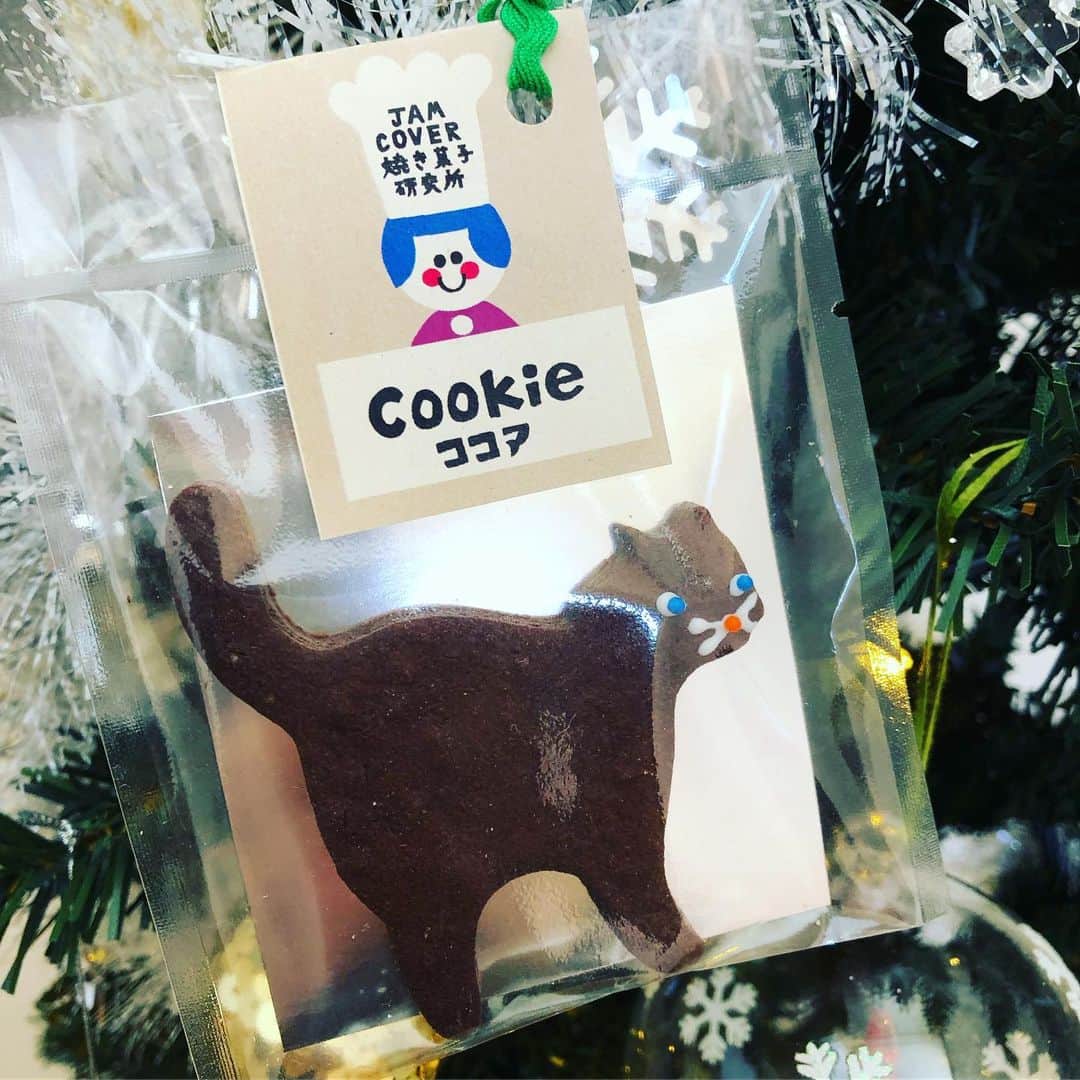 雨月衣のインスタグラム：「ジャムカバーおやつ店で買った猫クッキー🐈🍪これもオーナメントにしたよ。パンダせんべいもあった🍘🐼！ 顔だけ猫クッキー美味しかった🍪🐱💕 ベルサンディの黒猫ファーバッグ持ってたら、ジャムカバーおやつ店の人に気に入られたよ🐈👌  最後の写真は家で発掘された木のちびっこ人形。 背中は鉛筆削り。 使える可愛い奴ら💕  #jamcover  #jamcovervillage  #jamcover雑貨店 #jamcoverおやつ店」