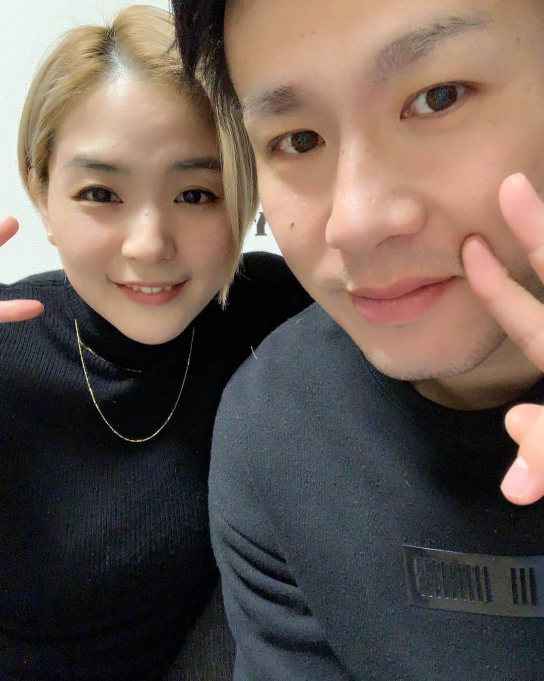 Miki Hirookaのインスタグラム：「2020.12.23 結婚記念日2周年💍💐💝  いつもありがとう😊💜  娘が生まれてから、2人だけの時間ってほんまになくなったし、毎日が一瞬で過ぎて行くから、なかなか感謝の気持ちを伝えられへんけど😅  いつも家族のために働いてくれて、 どれだけ疲れてても毎日娘をお風呂に入れてくれて、娘をいっぱい可愛がってくれて、私たちにたくさんの愛と幸せを本当にありがとう✨  そして一人でリビングの床で寝てくれてありがとう🤣笑笑←ベッドは私と娘が占領✌️笑  まあ、毎日ご飯食べてお酒飲んで大イビキかいて早々と寝られると正直イラッとするってゆうか蹴りたくなる時もあるけど、普段の感謝を思い返すと蹴られへんなぁ、、って🤣笑  結婚して2人の時間も幸せやったけど、娘が生まれてからは幸せが倍になった✨ これから大変なこともいっぱい出てくるやろうけど、どんなときも2人で力を合わせてやっていこう💪😊  私と結婚してくれて本当にありがとう💍 これからもよろしくね！  すきー！  #結婚記念日 #anniversary #2周年 #結婚記念日やからってのを理由に #ケーキ2個食べた #ええじゃないかええじゃないか #明日はクリスマスイブやからケーキ食べるやろ #明後日はクリスマスやからケーキ食べるやろ #毎日ケーキ食べるよ #ええじゃないかええじゃないか #にしてもツーショットなんて全然撮らんなったから #2人してモジった #疲れ切った1日の終わりにパシャり #お風呂入る前に思い出してよかった #ニットの毛玉は見逃してね #いつもありがとう #これからもよろしく」