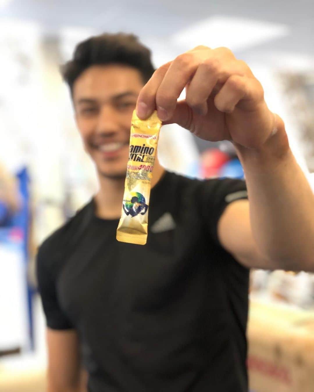 アルトゥール・オヤカワ・マリアノのインスタグラム：「Finalmente chegamos ao fim do ano com muita energia, disposição e saúde acompanhado dos aminoácidos da AminoVital! • • • @aminovitalbrasil @ajinomotodobrasil  #TimeAjinomoto #AminoVital #Ajinomoto」