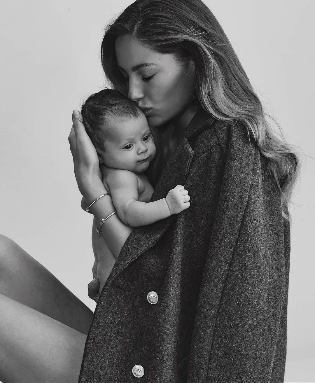 Mathilde Goehlerのインスタグラム：「What Christmas is really about. Loving your loved ones 🖤 can’t believe my little baby is so big now. She told me the other day “do you know what Christmas is really about? It’s not all about presents, but being together with the people you love” and I couldn’t agree more. You make me realise so many things everyday 🖤」