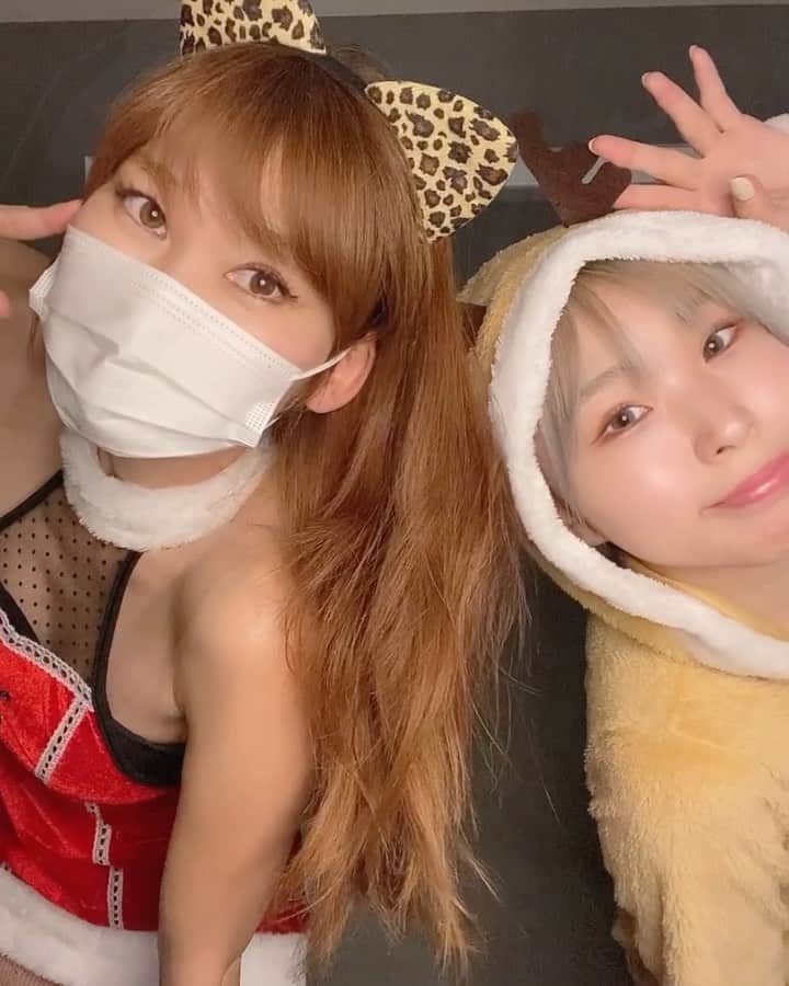 のインスタグラム：「みんないい子にしてますか？🤶🏻  そろそろサンタさんになります🐱👂✨  ロンスケサンタしたので、次の投稿も観てね❤  大人になっても いつまでも欲しいものがあるって 素敵だよね✨🎅🎁🎁🎅✨ みんなの欲しいもの知りたいなー🎁  #猫耳  #サンタさんになるまでの動画 #欲しいものリスト  #サンタコス  #サンタクロース #トナカイ #プレゼント🎁 #クリスマスイブ #12月24日 #グレムリン #ゴルフ女子 #ロンスケ #ロンスケ女子 #ロンスケ初心者 #サンタでロンスケしたよ♡」