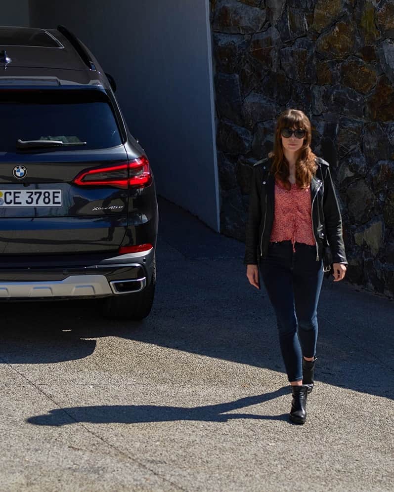 BMWのインスタグラム：「A static moment of electrifying dynamics. The BMW X5. #TheX5 #BMW #X5 __ BMW X5 xDrive45e: Energy consumption in kWh/100 km (combined): 23.5–20.3. Fuel consumption in l/100 km (combined): 2.0–1.7. CO2 emissions in g/km (combined): 47–39. Further information: www.bmw.com/disclaimer.  	 Acceleration (0-100 km/h): 5.6 s. Power: 290 kW, 394 hp, 600 Nm. Top speed (limited): 235 km/h.」