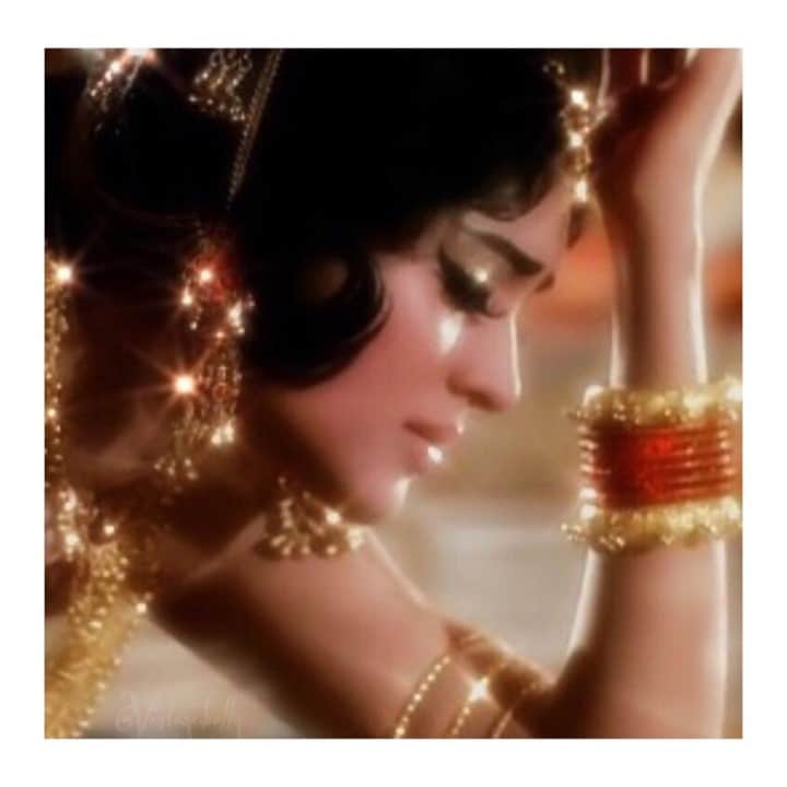 マッタのインスタグラム：「Wondering how to adorn yourself this holiday season, even if you’re keeping it simple this year, we've got something for any celebration 😍⁠ ~ link in bio to discover all our beautiful jewls from around the world~ ⁠ Image from @vintage.bolly Vyjayanthimala in Amrapali」