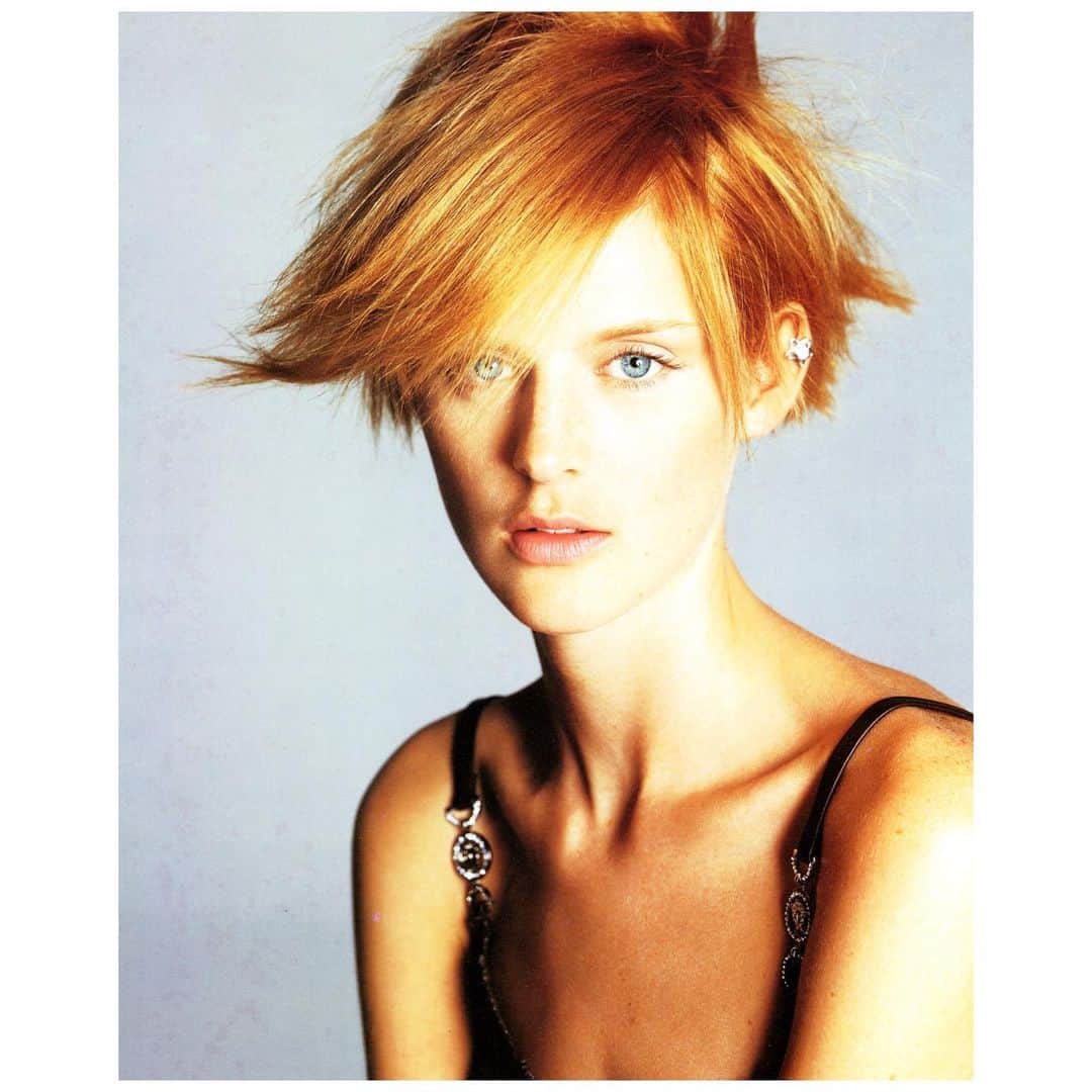 ジャンニヴェルサーチのインスタグラム：「Versace is mourning the death of Stella Tennant. Stella was Gianni Versace’s muse for many years and friend of the family. We will miss you forever Stella. Rest In Peace.  Stella Tennant for Atelier Versace SS 1996, ph. Richard Avedon @avedonfoundation」
