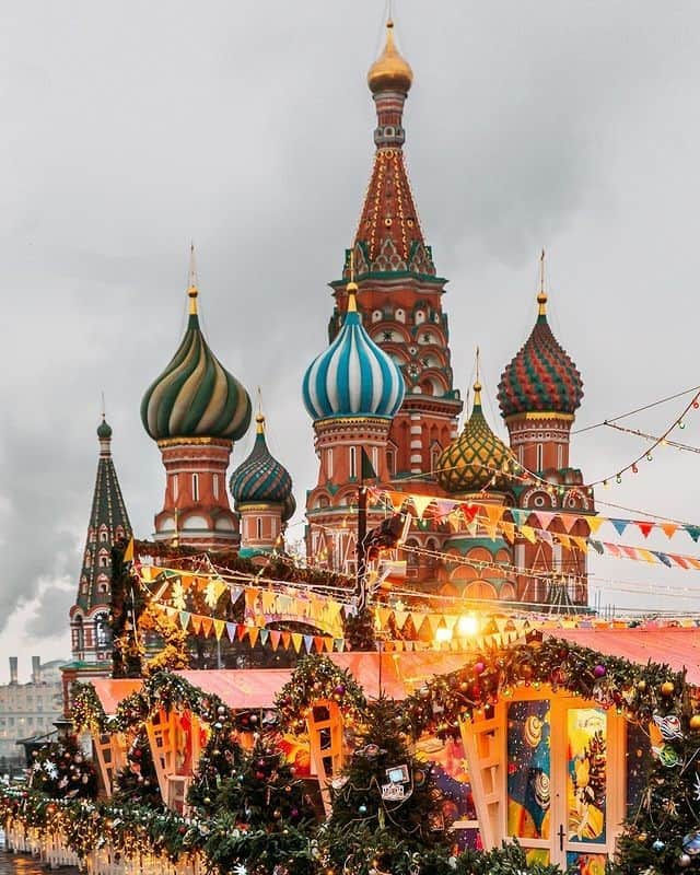Lonely Planetのインスタグラム：「That holiday magic from around the world. ⠀⠀⠀⠀⠀⠀⠀⠀⠀ ⠀⠀⠀⠀⠀⠀⠀⠀⠀ 📷via @bonnejournal⠀⠀⠀⠀⠀⠀⠀⠀⠀ 📍Moscow⠀⠀⠀⠀⠀⠀⠀⠀⠀ #Lonelyplanet #Moscow #Russia」