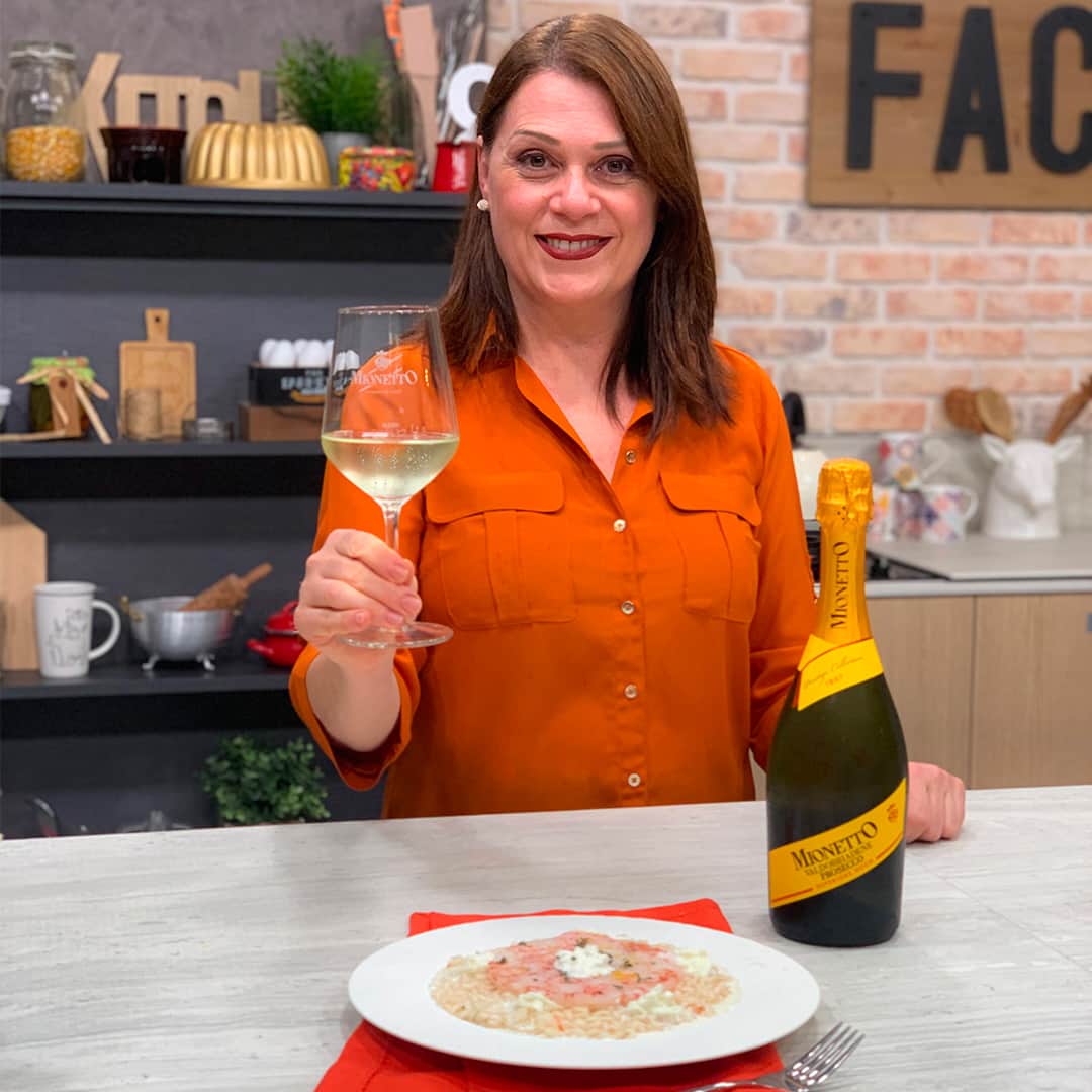 Mionetto Proseccoのインスタグラム：「Un suggerimento per il primo piatto della Vigilia?⁣ Il risotto con crudo di gamberi di @soniaperonaci⁣ Guarda il video sul nostro IGTV⁣ #mionettoprosecco #mionettoinsieme⁣ ⁣ Bevi Mionetto responsabilmente」