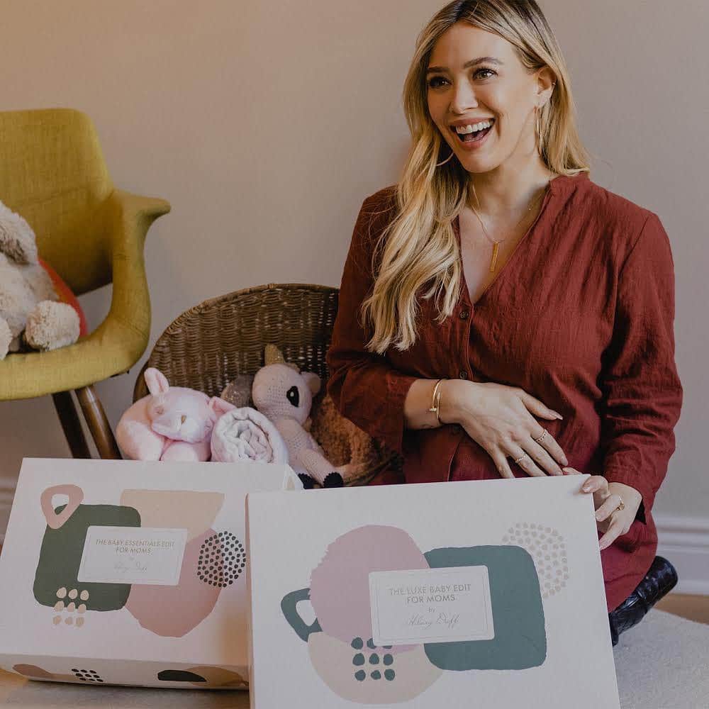 のインスタグラム：「My gift boxes with @happylittlecamperbaby are bringing me so much joy this holiday season! They’ve been a true labor of love… And since this year supporting small businesses is more important than ever, I chose these items from brands I really love and want you to try, too. I designed them with all my mamas in mind and made sure that you get a little bit of everything 💕💕 LINK IN BIO to shop! #TheEditByHilaryDuff」