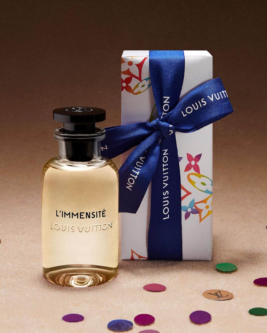 ルイ・ヴィトンさんのインスタグラム写真 - (ルイ・ヴィトンInstagram)「Exhilarating energy. The #LVParfums Collection of masculine fragrances indulge your senses with freshness. Explore #LouisVuitton’s holiday #LVGifts via link in bio.」12月24日 1時02分 - louisvuitton