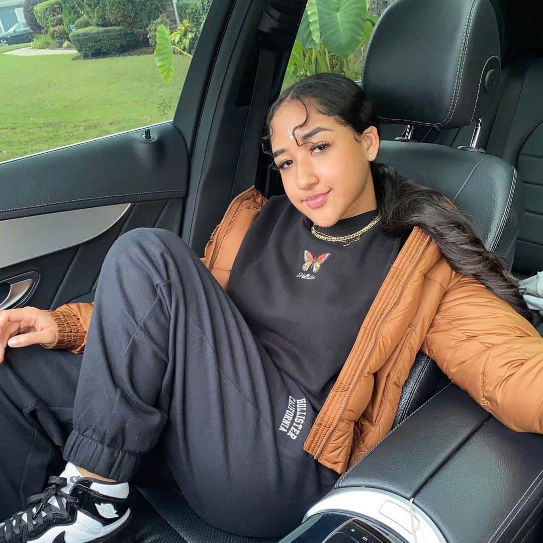 Hollister Co.さんのインスタグラム写真 - (Hollister Co.Instagram)「Normalize sitting in your car before going inside as a form self-care. Just sitting there. We need that, ok? 📷: @nazjaa #HollisterCollective #HCoPartner」12月24日 1時08分 - hollister
