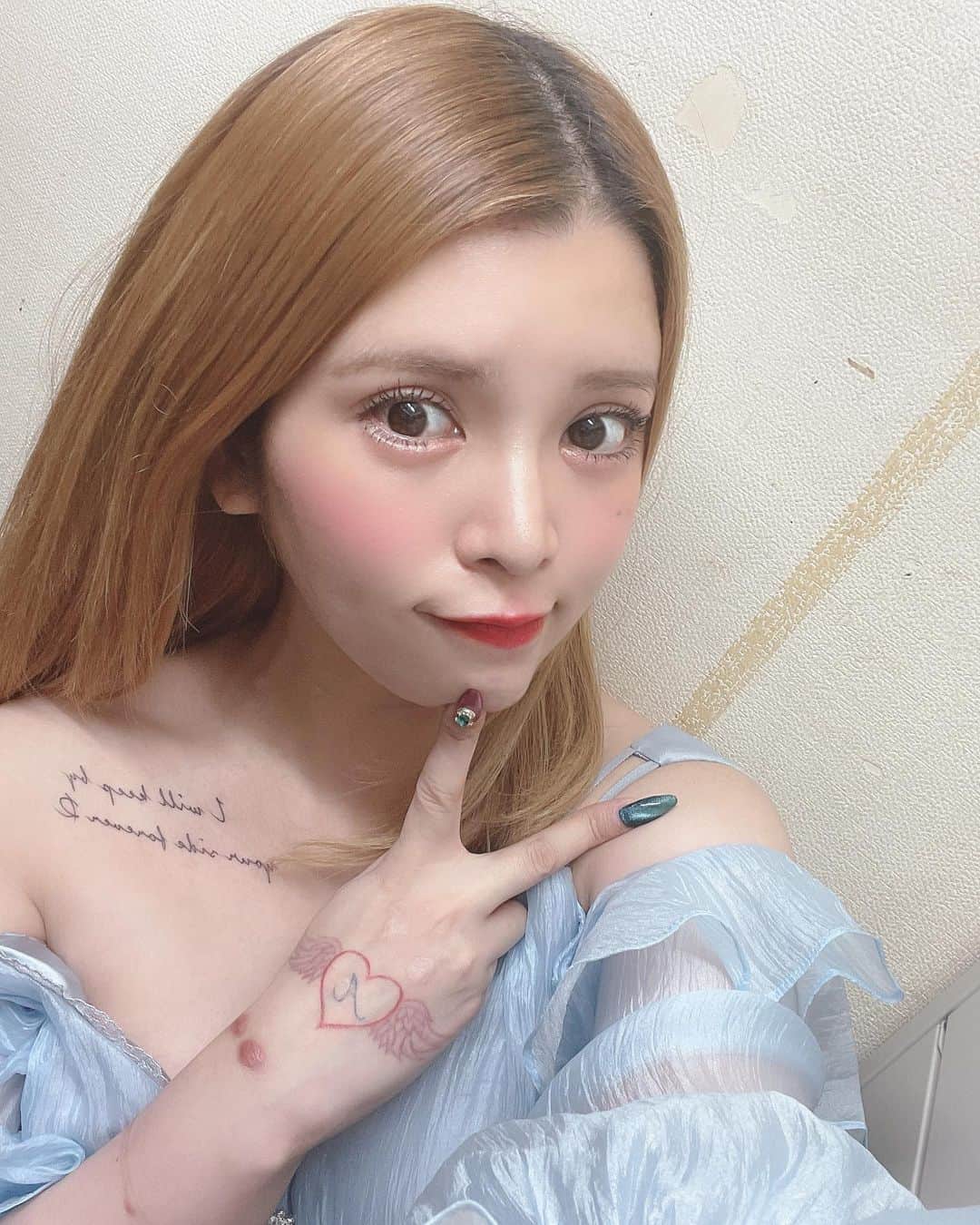 坂口杏里のインスタグラム：「坂口入店！ lastまでいます❤️  club  SLOW 新宿区歌舞伎町1-9-6 三経32ビル3F 0332008522  是非遊びに来てねん😊👗 ちなみにBARカシェットも 掛け持ちですが、 SLOWに力を入れたいので  みなさん応援しにきてくれたらありがたいです😢✨」