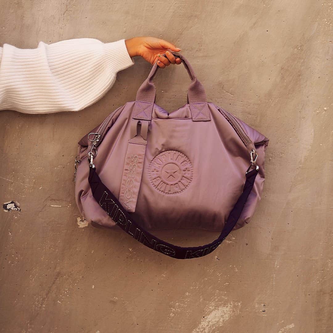 のインスタグラム：「Soft and puffy, the Kala M is the right solution for someone who carries the house around 😅 right @twinsforfashion? You can cross that off your list now 📝 #LiveLight」