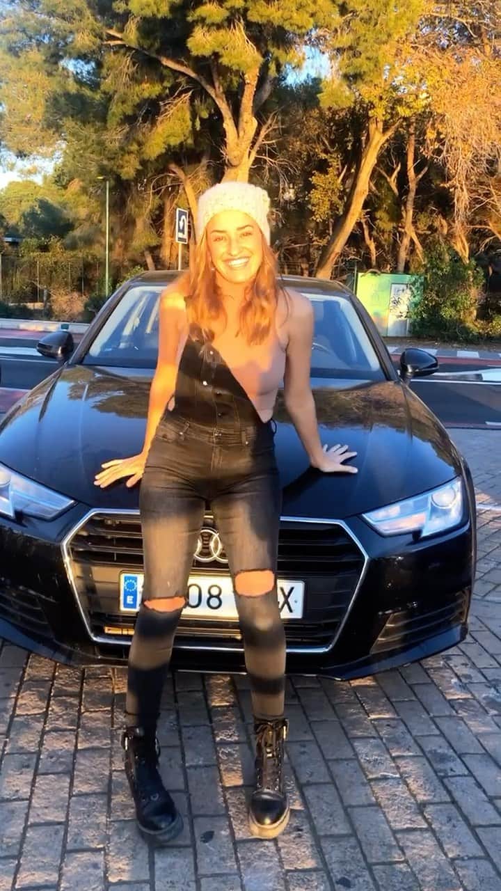 ジェマ・マリンのインスタグラム：「Which type of music do you listen in the car? 🚗 And if you kids are with you, do you always listen their music??   #cochesocasion #publi #ocasionplus #cochessegundamano #music #reelsinsta   Que música os gusta escuchar cuando vais en el coche?? 🚗 Y cuando vais con vuestros hijos ponéis música infantil siempre?? Yo hago mezcla.. Pero en un viaje largo me muero cantando todo el rato “Cosquillas” o el “Osito Gominola” 😅😂  ☝🏼 Por cierto más de 3000 coches con descuentos de hasta el 20% en @ocasion_plus  Hasta final de año. Aprovechad! ☺️ Yo estoy encantada con el mío 🥰」
