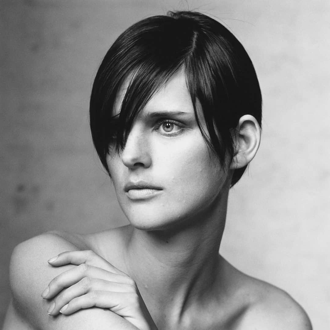 Vogueさんのインスタグラム写真 - (VogueInstagram)「Stella Tennant, the iconic British model famed for her statuesque beauty and inimitable personal style, has passed away at the age of 50.   While Tennant was first known for her signature tousled pixie haircut, androgynous features, and commanding six-foot-tall presence—as well as her longstanding creative relationships with fashion legends from Steven Meisel to Karl Lagerfeld—her passion for sculpture, environmental causes, and her home country of Scotland were what eventually became closest to her heart.  Read more about her legacy at the link in our bio. Photographed by Iriving Penn, Vogue, March 1996」12月24日 1時20分 - voguemagazine