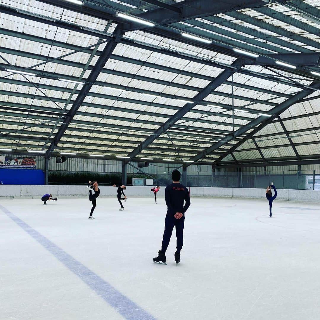 ヨリック・ヘンドリックスのインスタグラム：「Grateful to be able to do what I love most! 🙏🏼✨ #coaching #figureskating #outdoor #icerink #covid_19 #staysafe」