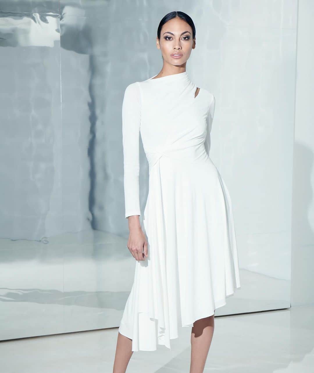 ホルストンのインスタグラム：「Winter whites — tap to shop.」