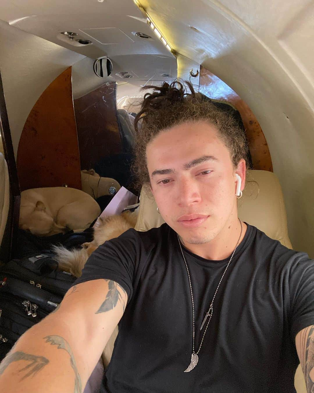 Whindersson Nunesさんのインスタグラム写真 - (Whindersson NunesInstagram)「🥰✈️🧘🏻‍♂️🍭🍀🐶」12月24日 1時25分 - whinderssonnunes