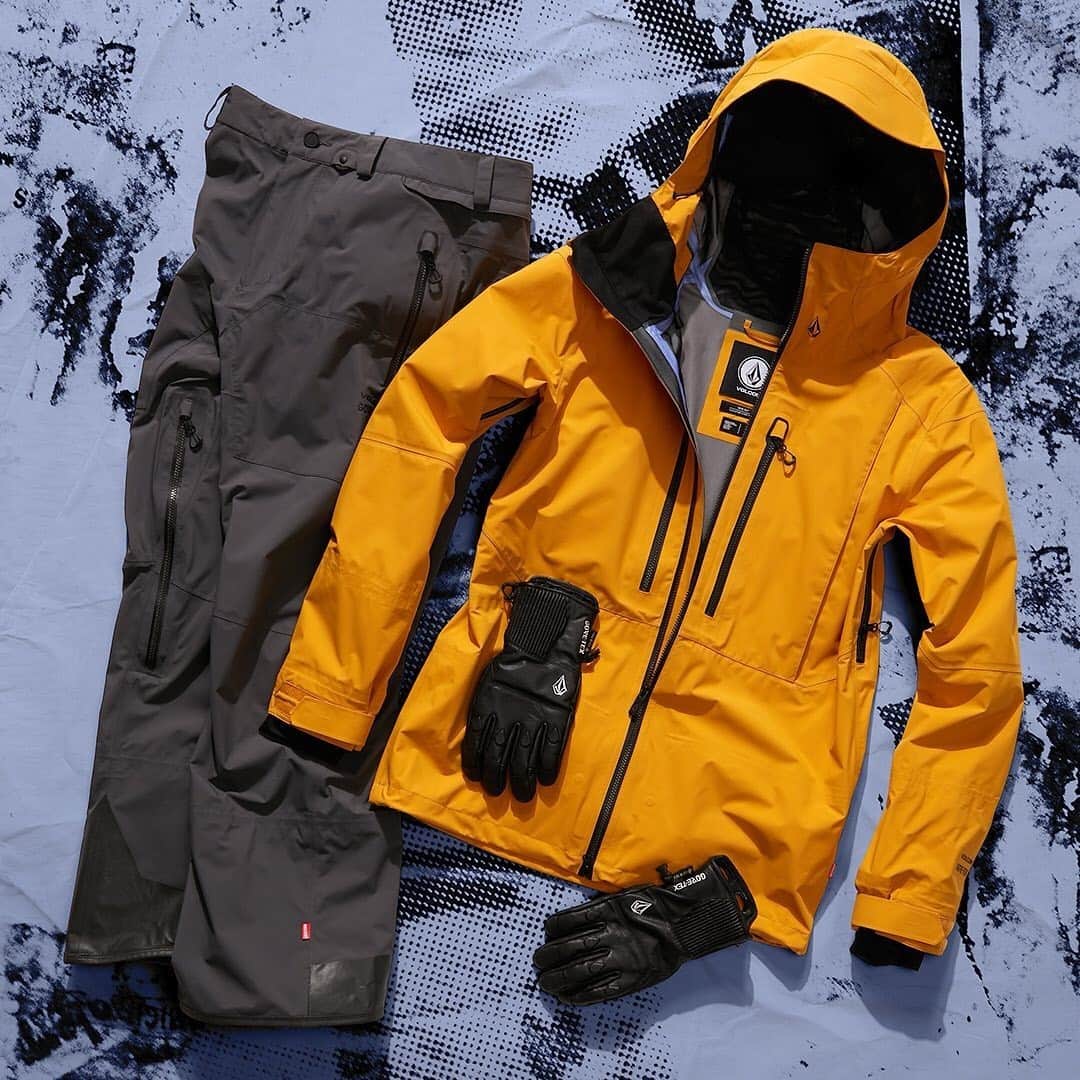 ボルコムのインスタグラム：「@patmoore’s Kit.  #volcomouterwear with @goretexna is absolute key.. That’s why Pat runs the very durable @volcom Guide Collection!」