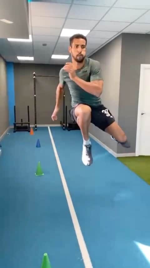 フェルナンド・ティッソーネのインスタグラム：「SLOW MOTION 💪🏽⚽️」