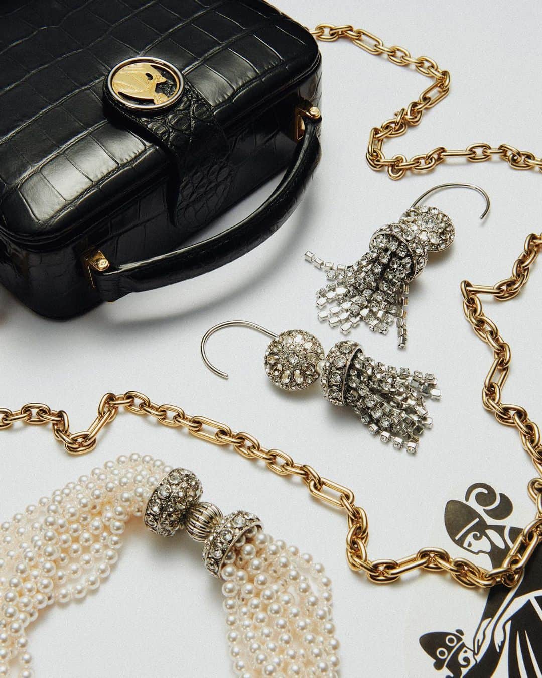 ランバンのインスタグラム：「Festive season accessories. #LanvinGift」