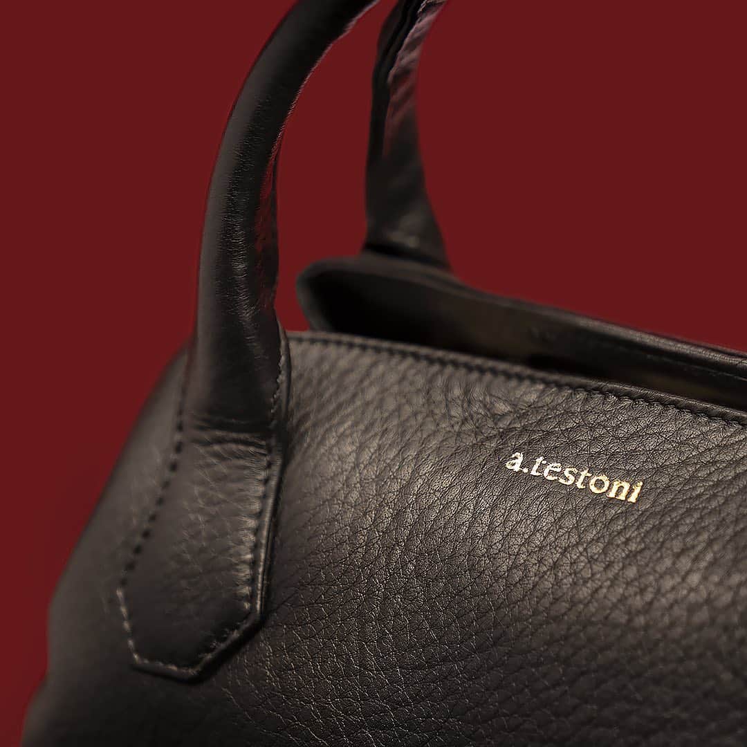 アテストーニさんのインスタグラム写真 - (アテストーニInstagram)「Make an everlasting bond with an everlasting masterpiece.   #journeythroughtime #atestoni #fw20 #luxury #madeinitaly  #luxuryattire #craftsmanship #italiandesign #leathercraft  #leatherbag #handbag #deerskin #womenfashion  #christmasgifts」12月24日 1時53分 - testoniofficial
