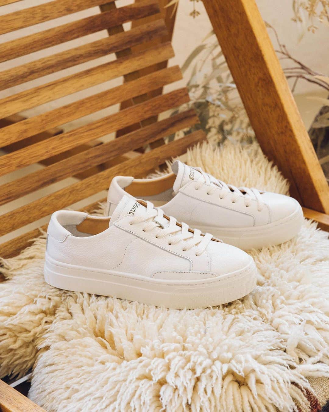 のインスタグラム：「sneaker game on point 📍 ⁣ shop our best-selling ibiza platform, 20% off! link in bio.」