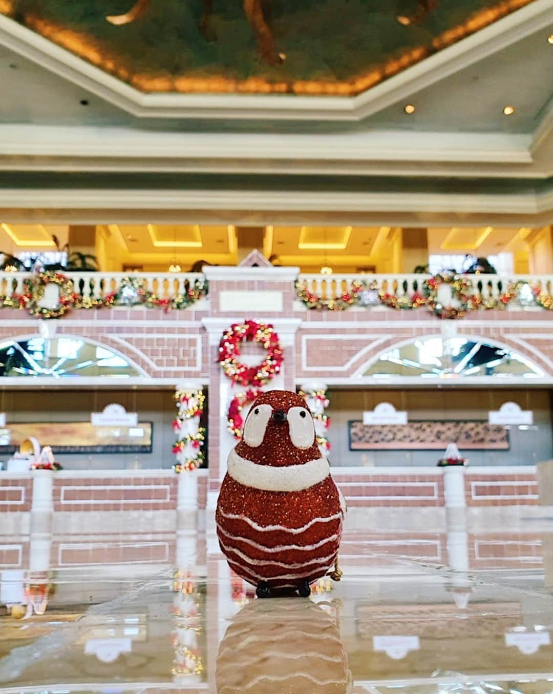 The Peninsula Hotelsさんのインスタグラム写真 - (The Peninsula HotelsInstagram)「Spotted The Red Robin holding court in @thepeninsulamanila’s Lobby.⁣ ⁣ Download our Festive Storybook via the link in our bio to join The Red Robin on a journey to learn all about Festive traditions from around the world. #pentreestories⁣ ⁣ ⁣ ⁣ ⁣ #peninsulahotels #manila #luxuryhotelexperience #fivestarservice #peninsulamanila #thepeninsulamanila #holidaydecor」12月24日 1時48分 - peninsulahotels