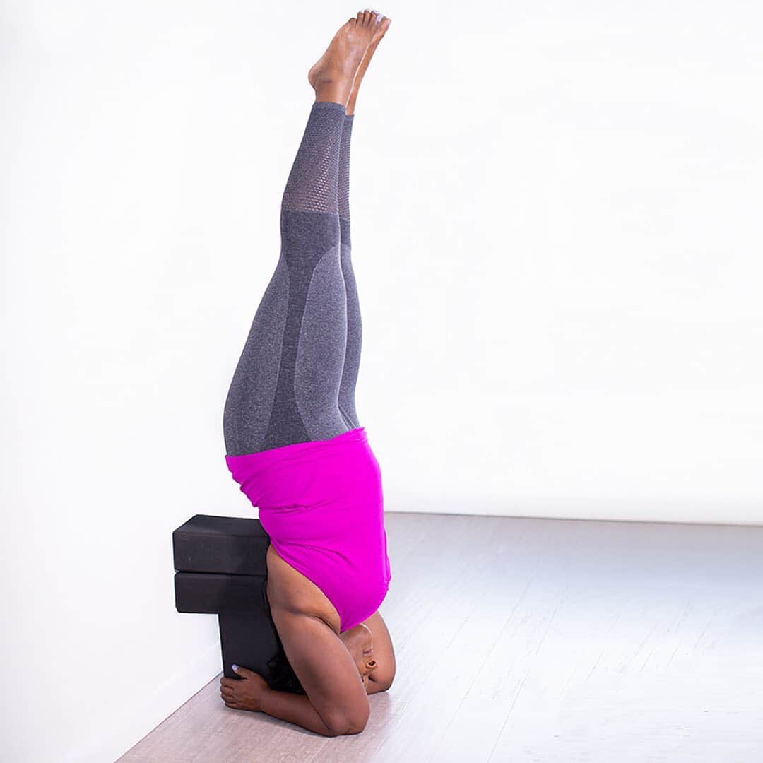 キノ・マクレガ―のインスタグラム：「It took me nearly a year of practice before Sirsasana, or Headstand, started to happen regularly. There were days that it felt hopeless, and I stressed out about not being able to balance Headstand. I once tried this pose so many times that I lost count. It got worse and worse, and I was belligerent, punitive, and aggressive toward myself. One thing I learned along the way is that every pose has its time, just like every flower has its time. No amount of stressing, forcing, or pushing will change it. The key to a good practice is learning how to be at peace with yourself and your body right now, with whatever strength or lack thereof, whatever size or shape you are, and also to keep practicing with a heart full of love.  Start your practice today with my new book, Get Your Yoga On, available wherever books are sold!  _ Practice Yoga for a Happy Day with me today at 1pm est on @omstarsofficial  Join me for Ashtanga Full Primary and Conference Saturday at 9am est through @miamilifecenter   #practiceyogachangeyourworld #kinoyoga #getyouryogaon #omstars」