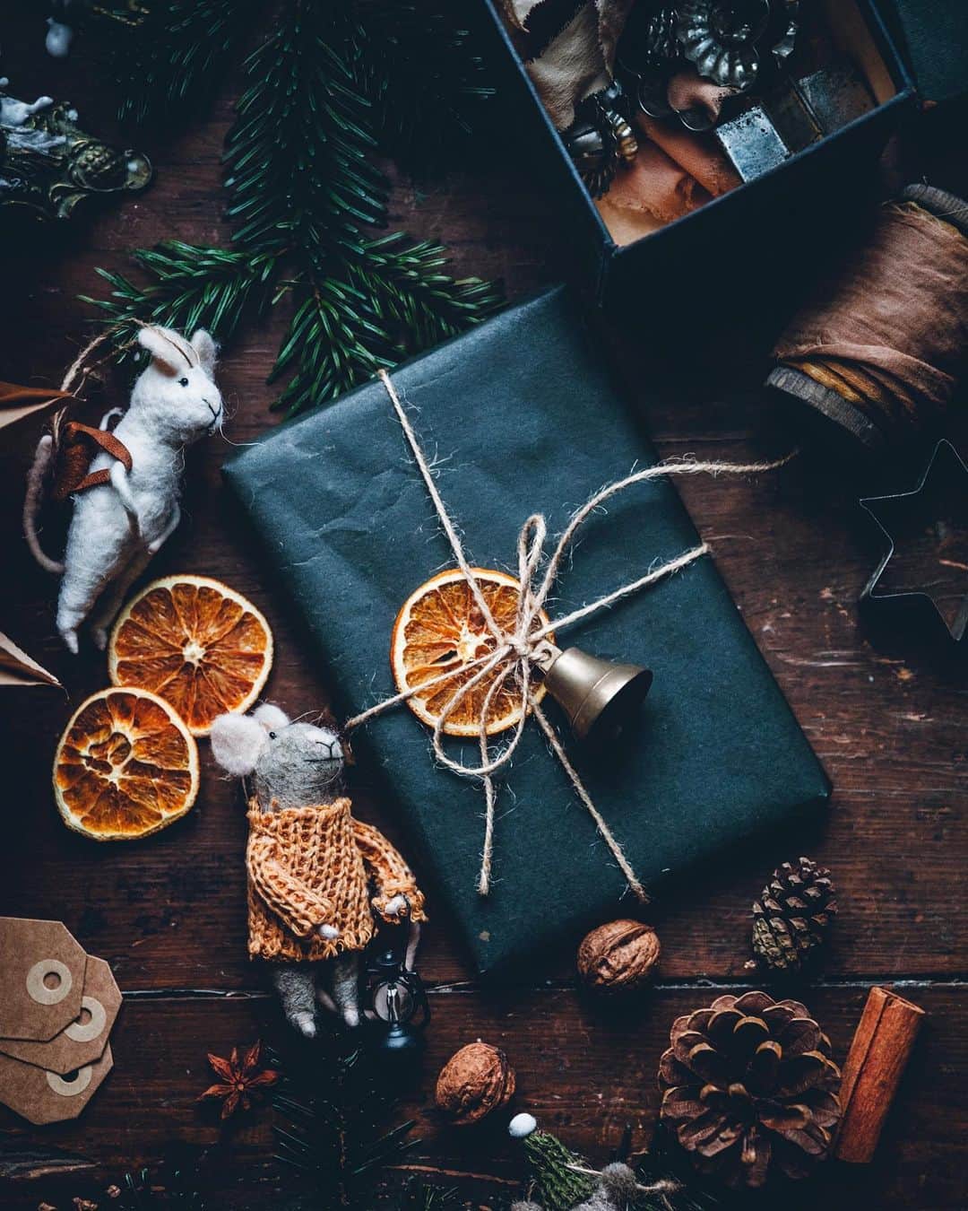 Linda Lomelinoのインスタグラム：「Simple gift wrapping using black waxed paper (my favorite), twine, a vintage bell and a dried orange slice 🧡 Link to the post and video with gift wrapping ideas is in my profile」