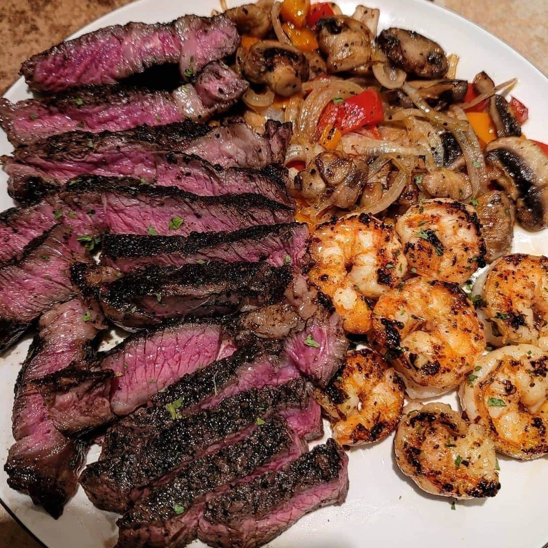 Flavorgod Seasoningsさんのインスタグラム写真 - (Flavorgod SeasoningsInstagram)「Ribeye with shrimp & veggies seasoned with FlavorGod Galric Lovers by customer and recipe creator @roarbertoe⁠ .⁠ Add delicious flavors to your meals!⬇️⁠ Click link in the bio -> @flavorgod  www.flavorgod.com⁠ -⁠ Flavor God Seasonings are:⁠ 🥩ZERO CALORIES PER SERVING⁠ 🥩MADE FRESH⁠ 🥩MADE LOCALLY IN US⁠ 🥩FREE GIFTS AT CHECKOUT⁠ 🥩GLUTEN FREE⁠ 🥩#PALEO & #KETO FRIENDLY⁠」12月24日 2時02分 - flavorgod