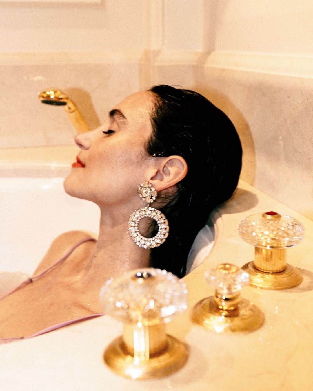 ダニジョーのインスタグラム：「Easy like Wednesday morning 🛁 ✨」