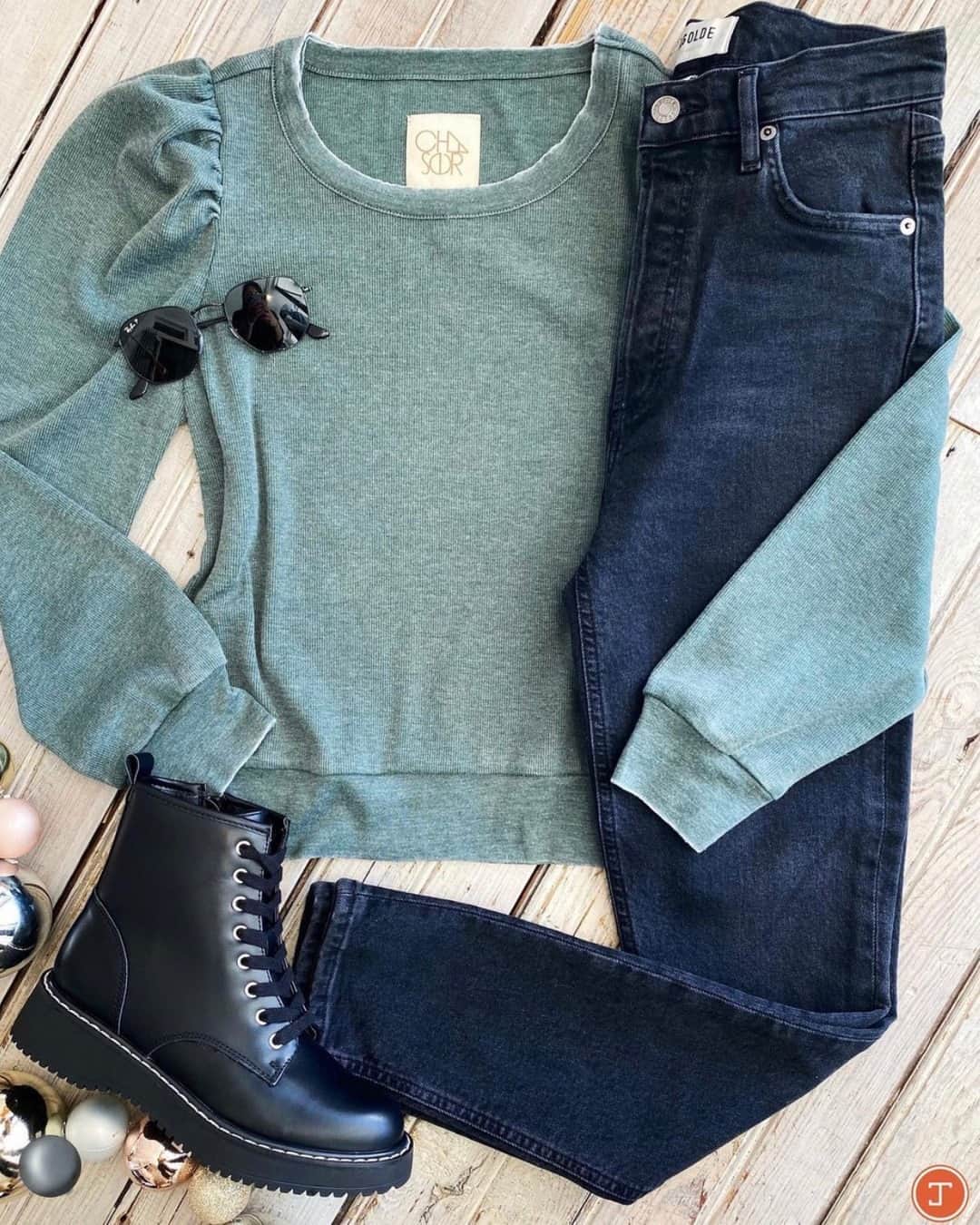 のインスタグラム：「Year of the puff shoulder👏🏽 whats your favorite trend this year?🔥 //// @jeantherapy #chaserbrand #puffshoulder #puffshouldertop #thermaltop #thermallongsleeve #winteroutfitinspo #winterfashion #winterclothing CW8536-FIR」
