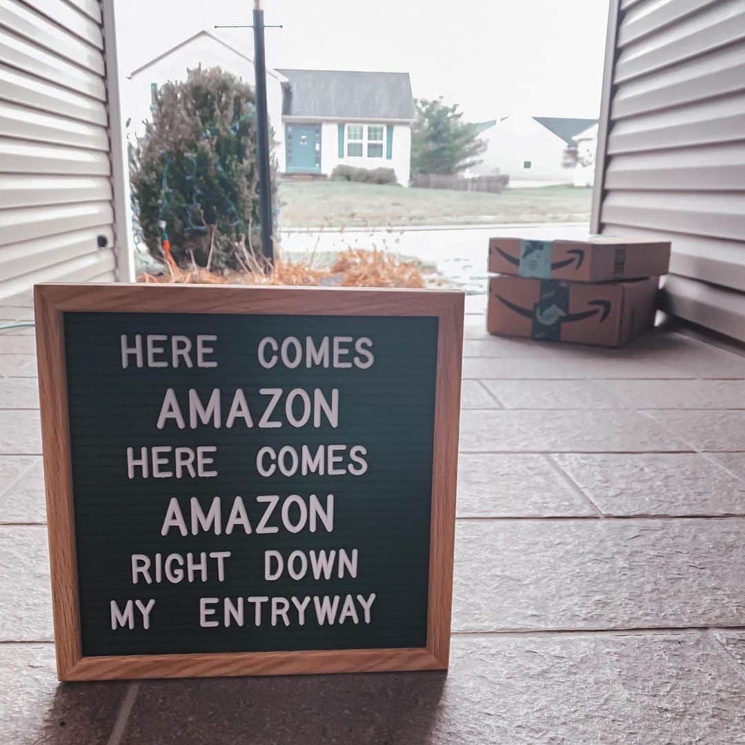 Amazonさんのインスタグラム写真 - (AmazonInstagram)「Raise your hand if your porch has been covered in Amazon boxes this holiday season 🙋‍♀️📦 📸: @imperfectlyrealmom」12月24日 1時58分 - amazon