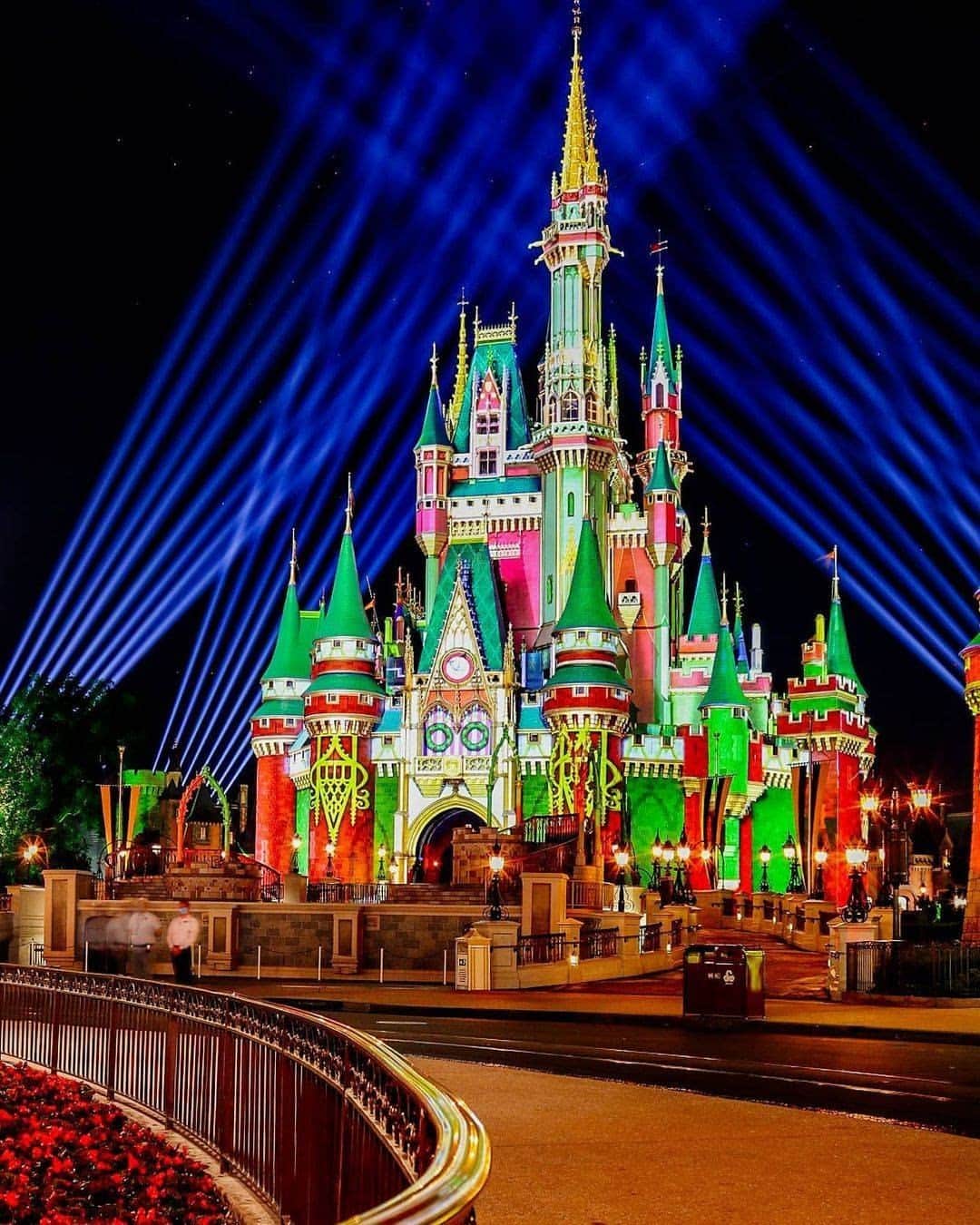 Walt Disney Worldさんのインスタグラム写真 - (Walt Disney WorldInstagram)「Oh by gosh by oh. My. Golly. 😍 #MagicKingdom #WaltDisneyWorld  (📷: @bankzsnapsdisney)」12月24日 2時00分 - waltdisneyworld