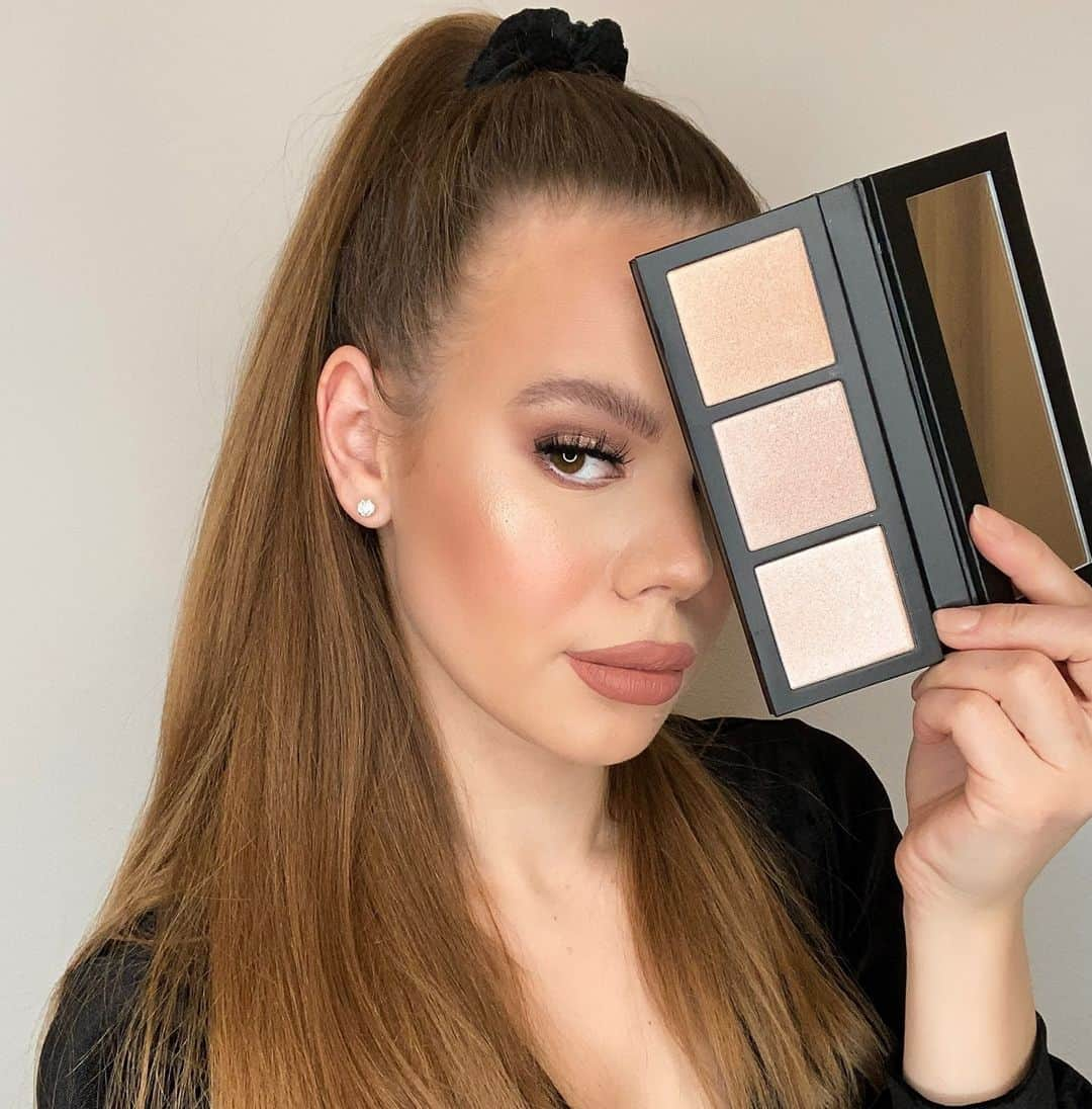 M·A·C Cosmetics Deutschlandさんのインスタグラム写真 - (M·A·C Cosmetics DeutschlandInstagram)「Das Highlight der kommenden Feiertage? Natürlich ein schimmernder Highlighter! ✨   Unsere hübsche @makeupbykk_x setzt hierbei auf unsere beliebte Hyper Real Glow Palette in Get It Glowin' – und sieht damit absolut fantastisch aus! ✨ 😍   Welcher ist Eurer liebster Highlighter? Der #MACClassic Mineralize Skinfinish in Soft & Gentle oder habt auch Ihr einen anderen Favoriten? Lasst es uns in den Kommentaren wissen! ✨ ❤️  #glow #highlight #glowyskin #maccosmeticsgermany #macglowde #dewyskin」12月24日 2時00分 - maccosmeticsgermany