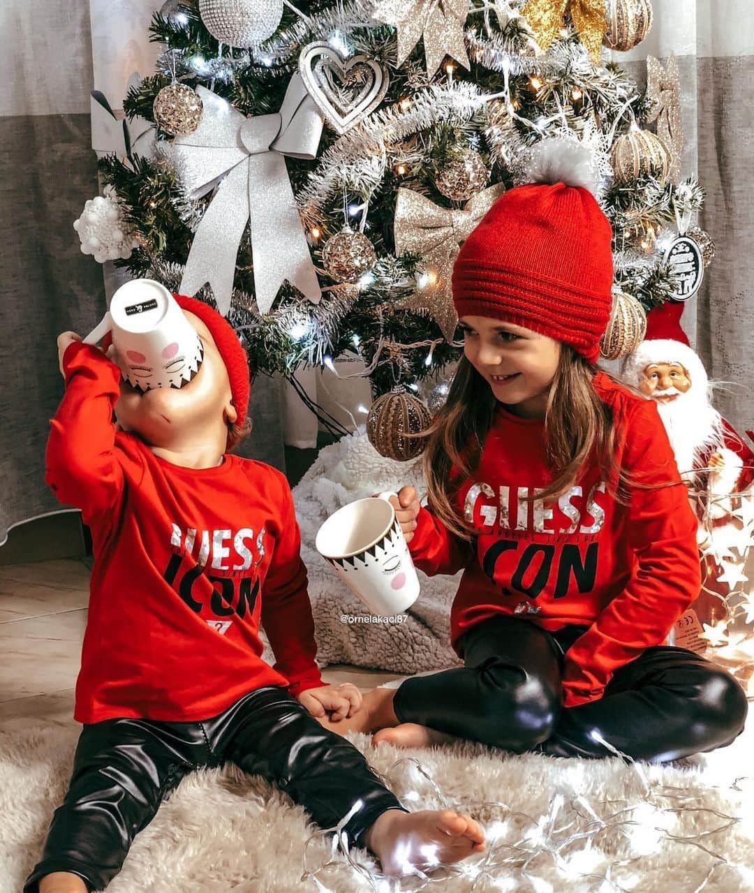 ゲスのインスタグラム：「double the holiday cheer ☺️✨ #GUESSKids (📸: @ornelakaci87)」