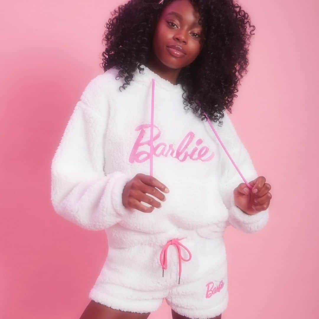 バービーさんのインスタグラム写真 - (バービーInstagram)「Living in hoodies for the holidays 💖. Tap to shop the #Barbie x @Forever21 winter collection now.」12月24日 2時00分 - barbie