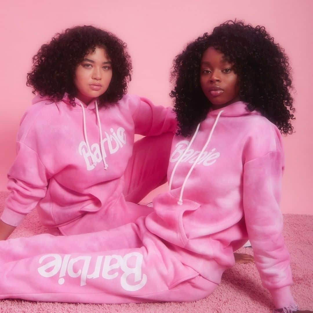 バービーのインスタグラム：「Living in hoodies for the holidays 💖. Tap to shop the #Barbie x @Forever21 winter collection now.」