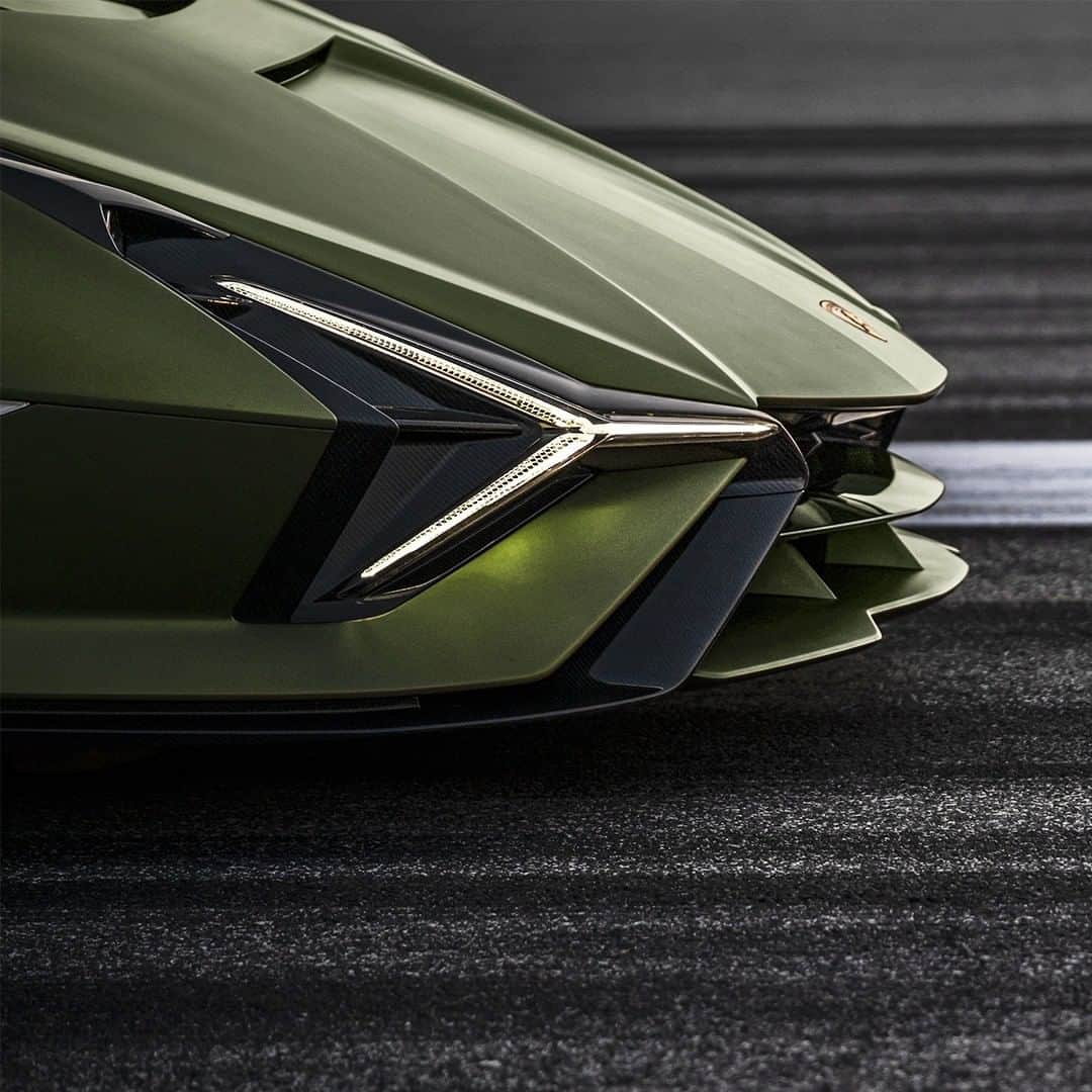 ランボルギーニのインスタグラム：「Masterpieces are made of unique details.  That’s why we ask you: can you guess what Lamborghini this is?   #Lamborghini #GuessFromDetails」