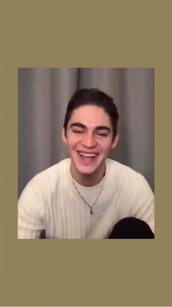 サルヴァトーレ・フェラガモのインスタグラム：「Hero Fiennes Tiffin, Evan Mock and Paul Andrew receive mysterious gifts from Salvatore Ferragamo. Who could the sender be?   For this holiday period, we celebrate the traditions of the time we all hold dear; a tradition of cherishing friends and family, of taking time to reflect and enjoy, and of exchanging tokens of respect, love, and affection.  @hero_ft @evanmock and @paulandrewprivate」