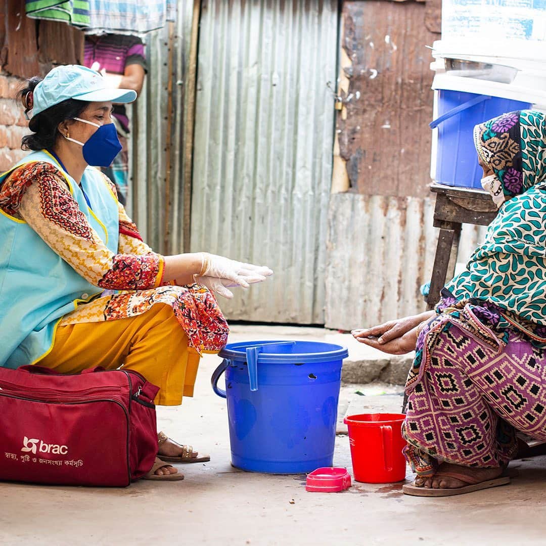 トムズシューズのインスタグラム：「With a little extra help from the TOMS Passport Rewards community, BRAC community health workers have had the PPE they need to continue safely providing eye care to their community in Bangladesh. It’s also given them the opportunity to educate others about how to stop the spread of COVID-19. @bracworld」