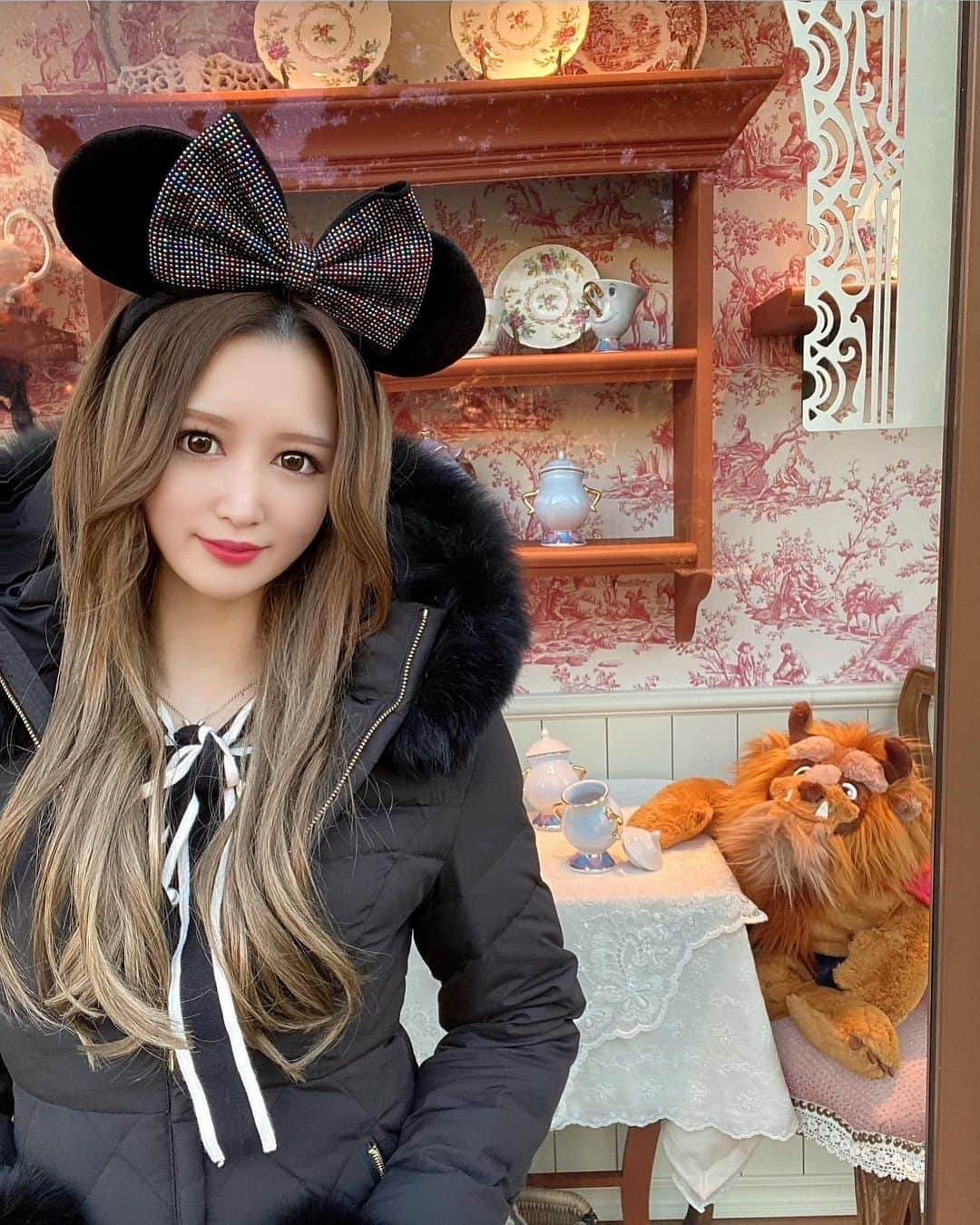 長沼まゆのインスタグラム：「Disneyland🏰2  美女と野獣のアトラクション 2回連続で落選してる。。 ついてない😂早くのりたいのに😂  #ディズニーランド #クリスマスディズニー #ディズニーカチューシャ #エイミーイストワール  #ディズニーコーデ」