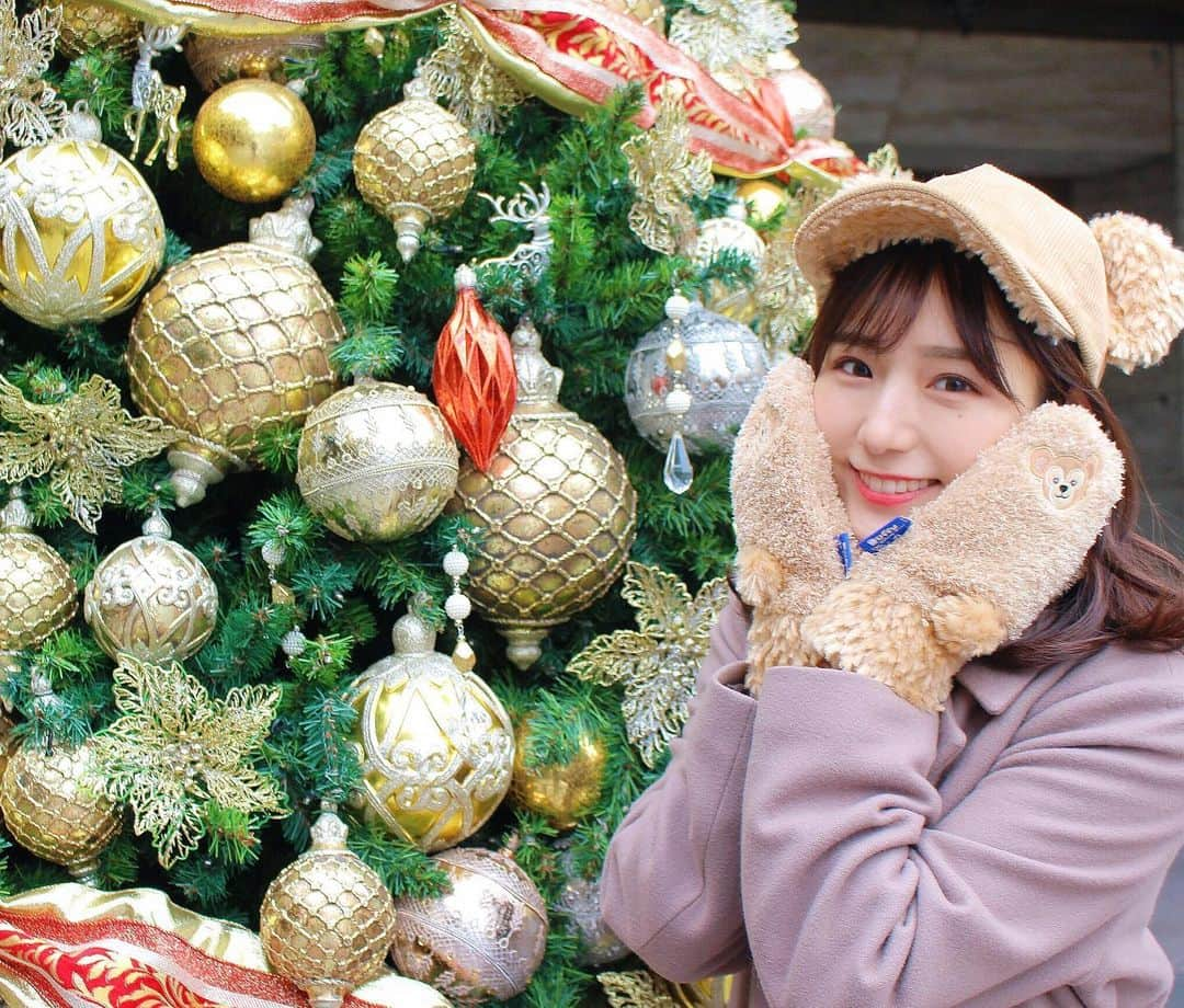 栗田麻理のインスタグラム：「.  今日はクリスマスイブですね🎄  私は大量のレポートに追われるクリスマスと年末年始になりそうです🥲  今年は全ての授業がオンラインなのでテストはほとんどレポート… 早めに終わらせるように少しずつ書いていきます。  素敵なクリスマスをお過ごしください🎅  #ディズニークリスマス #ディズニーコーデ #ディズニーランド #ディズニーカチューシャ #ディズニーシー #ダッフィーコーデ #tokyodisneysea #disneysea」