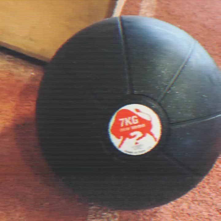 ヨハネス・ベターのインスタグラム：「medicine ball insights vol.2 💥 #VetterWurf #training #javelin #throwing #athlete #trackandfield #tokyo #fit #throws #7kg #heavy #fitness」