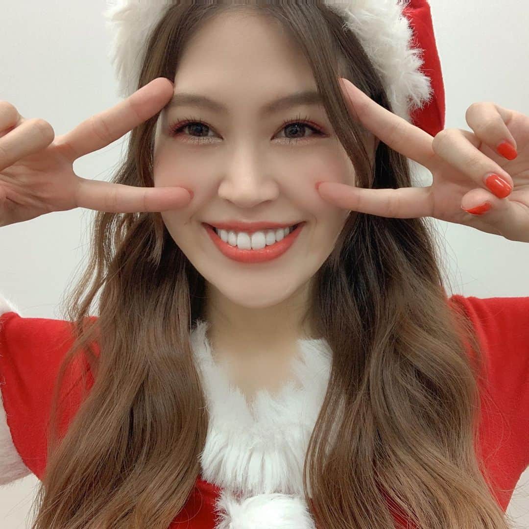 吉岡久美子さんのインスタグラム写真 - (吉岡久美子Instagram)「、 ぱんぱかぱーーーん🥺❤️ 、 12/24 吉岡久美子 お誕生日でーす☺️🌈 (自分でゆうタイプ😂) 、 さっき、明日のなんばグランド花月の ライブのリハーサル中に 大好きなメンバーと舞台上で 誕生日を迎えました🐹幸せ 、 楽屋に帰ったらメンバーが サプライズでケーキ出して お祝いしてくれました！ 愛おしすぎかっ！！！😭💗 、 皆様も0時ぴったりとかに コメントやDM、リプくださったり ほんとーーーーにありがと🥲❤️ 、 まだまだメッセージは365日24時間 受け付けております☺️✌️ふふ 、 、 さっ、とにかく今日は 私たちのライブを見てくれる みーーーーんなに幸せを くみこめるようにがんばります☺️❤️ 、 愛を送るぜーーー！！！！ 、 あーーーなんて幸せ☺️✨ みんなありがとっ 、 また明日ね👼🏻❤️ 、 、 #つぼみ大革命 #つぼみ #吉本 #よしもと #アイドル #idol #大阪 #東京 #神戸 #ライブ #instagood #いいね #フォローミー #サンタ #クリスマスイブ #クリスマス #サンタクロース #サンタコス」12月24日 2時19分 - kuunyaaan