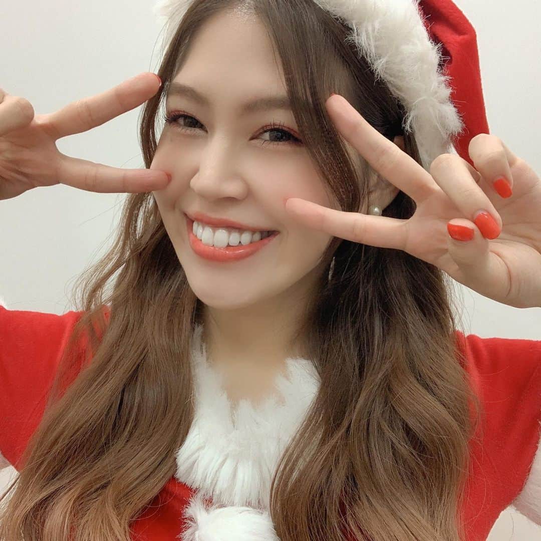 吉岡久美子さんのインスタグラム写真 - (吉岡久美子Instagram)「、 ぱんぱかぱーーーん🥺❤️ 、 12/24 吉岡久美子 お誕生日でーす☺️🌈 (自分でゆうタイプ😂) 、 さっき、明日のなんばグランド花月の ライブのリハーサル中に 大好きなメンバーと舞台上で 誕生日を迎えました🐹幸せ 、 楽屋に帰ったらメンバーが サプライズでケーキ出して お祝いしてくれました！ 愛おしすぎかっ！！！😭💗 、 皆様も0時ぴったりとかに コメントやDM、リプくださったり ほんとーーーーにありがと🥲❤️ 、 まだまだメッセージは365日24時間 受け付けております☺️✌️ふふ 、 、 さっ、とにかく今日は 私たちのライブを見てくれる みーーーーんなに幸せを くみこめるようにがんばります☺️❤️ 、 愛を送るぜーーー！！！！ 、 あーーーなんて幸せ☺️✨ みんなありがとっ 、 また明日ね👼🏻❤️ 、 、 #つぼみ大革命 #つぼみ #吉本 #よしもと #アイドル #idol #大阪 #東京 #神戸 #ライブ #instagood #いいね #フォローミー #サンタ #クリスマスイブ #クリスマス #サンタクロース #サンタコス」12月24日 2時19分 - kuunyaaan