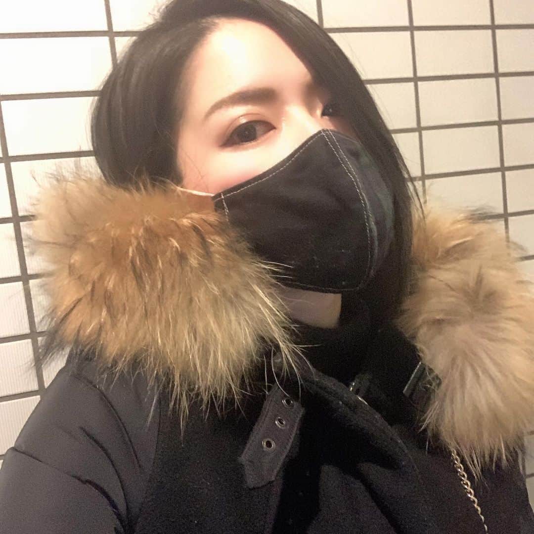 のインスタグラム：「すっかり冬の装いです。顔もシンプルです。最近は更に厳しい食事制限を自分に課していましたが、今日はお友達とクリスマスパーティー気分でケーキまで食べたった！ 私がアンバサダーをさせていただいているルショコラドゥアッシュの辻口シェフが他にも展開しているブランドが沢山あり、その中のひとつ「和楽紅屋」のミニクリスマスケーキ。 4つのハート型ケーキがあまりにも可愛くて取り寄せました。 美味しい、可愛い。 やっぱりスイーツと、そのエンタメ性が大好きです。 チートデイを経て、また修行僧の様になります。笑 #冬服 #クリスマスケーキ #和楽紅屋 #ココロ #スイーツ大好き #今日以外の最近は #干し芋　か #紅まどんな　という #激うまみかん #お取り寄せして食べています」