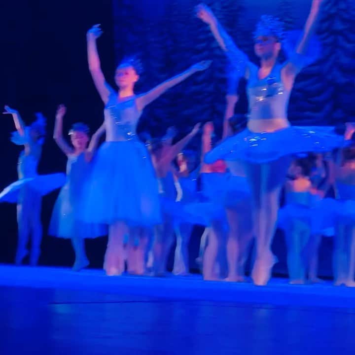 のインスタグラム：「Last year my daughter Jana participated at a Nutcracker ballet( we told her not to wave from the stage. Of course she did it anyway) We miss those moments. I hope the year 2021 will bring some normalcy, stability and joy to everyone! . . . . . . #holidays #bestmoments #family #daughter #ballet #nutckracker #memories #hope #better2021」